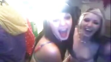 Λεσβιακή σκηνή με τη σαγηνευτική Ana Foxxx και τον Jade Kush από ελληνικο πορνο το Reality Kings
